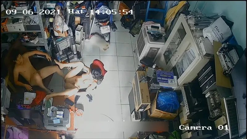 Vợ người chồng trả bài nhau trong của hàng máy tính